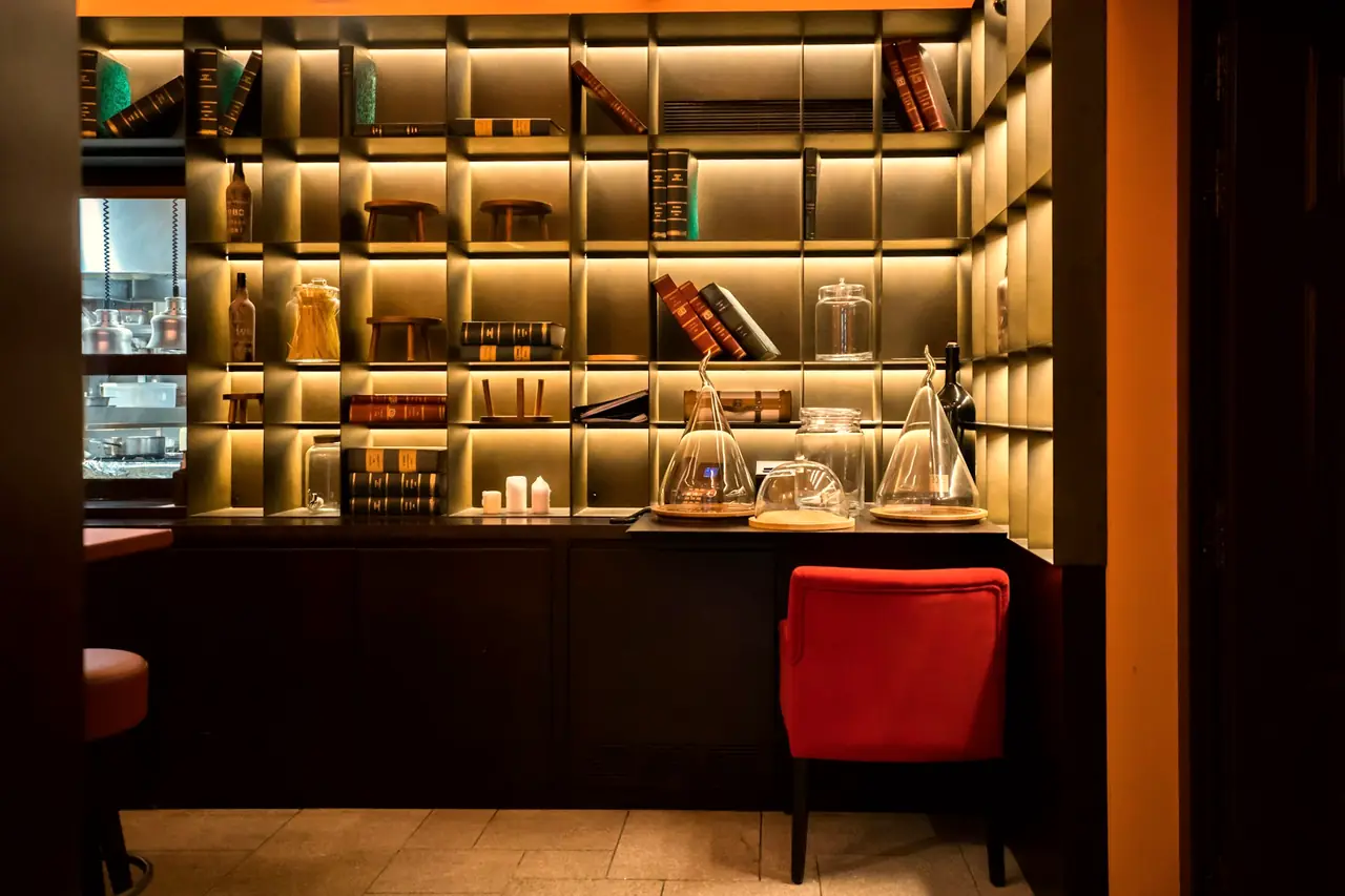 Restoran Konsepti teşhir rafları ve servis bandı