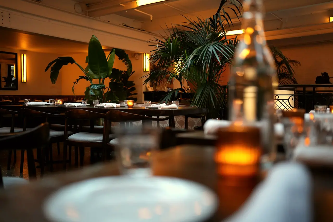 Restoran Konsepti pencere kenarı masaları